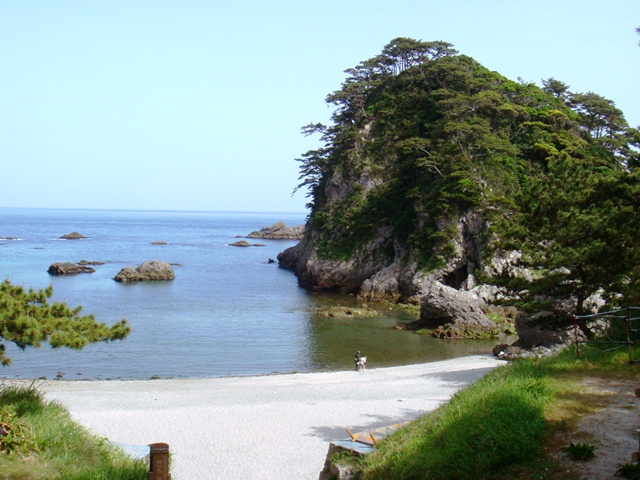 式根島 泊海水浴場の別アングルを確認できる実写写真 2