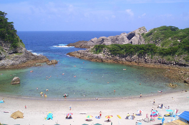 式根島 泊海水浴場の実写写真。訪問前のイメージ確認用。